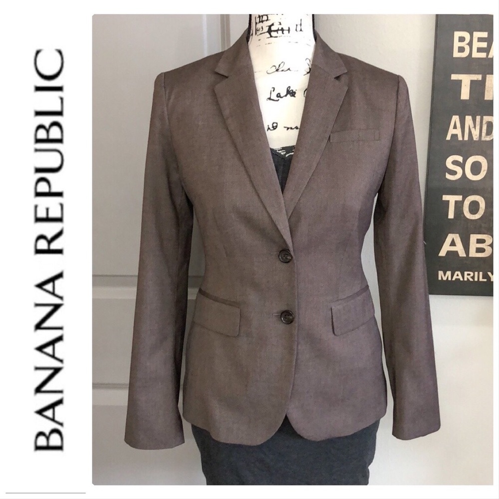 💕Very Beautiful Classic Blazer by Banana Republic double flap in back💕